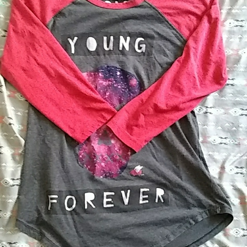 Elbow length long sleeve shirt